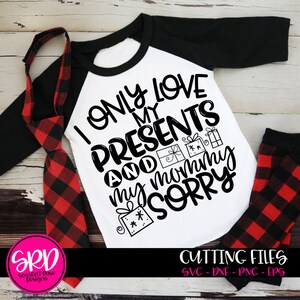 SVG de Navidad, Sólo me encantan mis regalos y mi mamá, niños de Navidad, diseño, navidad diciendo, camisa de Navidad, divertido, silueta, cricut