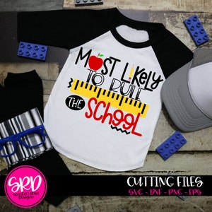 Könnte beinhalten: Ein weißes und schwarzes Baseball-T-Shirt mit einer roten Apfel- und gelben Linealgrafik. Der Text auf dem Shirt lautet "Most Likely to Rule the School".