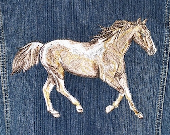 Chaqueta vaquera con caballo bordado, moda reciclada