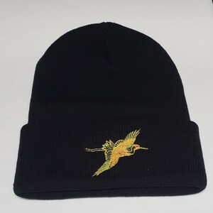 Gorro con puños y diseño de grulla dorada