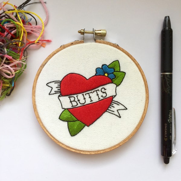 10 cm 'I Heart Butts' Klassischer Tattoo-Stil Embroidery Hoop // Moderne Embroidery Wall Art // Subversive Zeitgenössisches Dekor