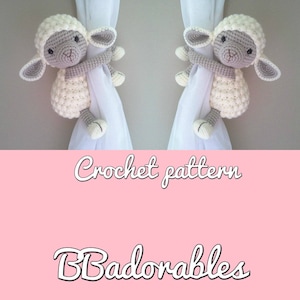 Patrón de ganchillo para sujetar cortinas con forma de cordero (Buttercup), disponible en PDF para sujetar cortinas a la derecha o a la izquierda. Patrón de cordero. Por BBadorables.