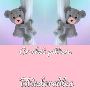Puede incluir: Dos lazos de cortina de oso de peluche de crochet gris con narices rosas y ojos negros. Los osos están agarrados a una cortina blanca. El texto "Crochet pattern" y "BBadorables" está impreso debajo de los osos.