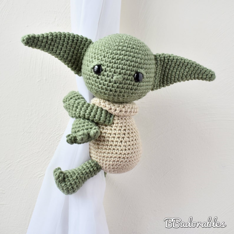 Baby Yda curtain tieback CROCHET PATTERN, right or left Yoda tieback pattern PDF Yoda Abraza Cortinas by BBadorables image 1