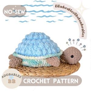 Peut inclure: Une tortue crochetée à la main, avec une carapace bleu clair et une tête et des membres beiges. La tortue est posée sur un tapis tressé. Le texte "NO-SEW" et "CROCHET PATTERN" est inclus.