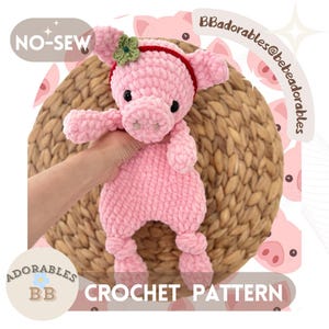 Puede incluir: Un cerdo rosa de ganchillo con una diadema roja y una flor verde. El cerdo se sostiene frente a un fondo tejido. Los textos "NO-SEW" y "CROCHET PATTERN" son visibles.