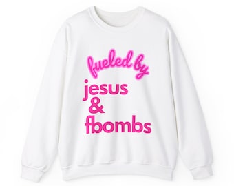 ¡ENVÍO GRATIS! Sudadera para mujer Fueled by Jesus & FBombs, tallas S a 5X, 5 colores, cómoda, regalo perfecto para amigas que dicen malas palabras y están llenas de fe
