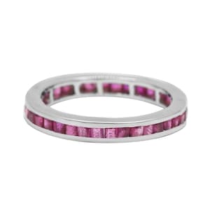 Anillo de eternidad con rubí en oro blanco de 18 quilates