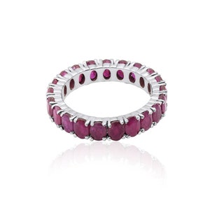 Könnte beinhalten: Ein Silberring mit einer vollständigen Ewigkeitsreihe aus ovalen Rubin-Edelsteinen.