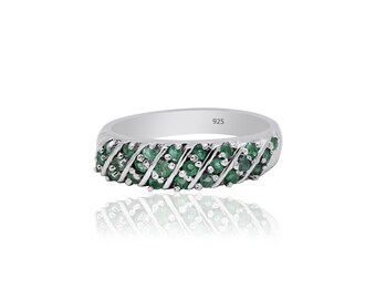Könnte beinhalten: Ein silberner Ring mit einem Band aus grünen Smaragdsteinen, die in einer Spirale angeordnet sind. Der Ring ist innen mit "925" gekennzeichnet.