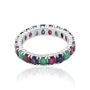 Srebrny pierścionek z wieloma kamieniami szlachetnymi – rubin, szmaragd, szafir