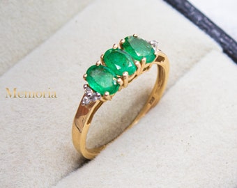 14k geelgouden ring met drie stenen smaragd en diamant