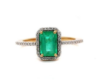 Anillo de oro amarillo de 18 quilates con esmeralda y diamantes