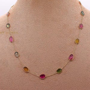 ミニマリスト マルチトルマリン ステーションネックレス：18Kイエローゴールド。