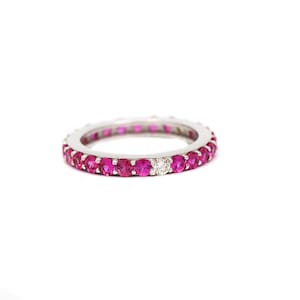 Anillo de eternidad completo de oro blanco de 18 k: rubí y diamante