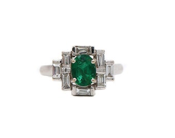 Anillo de diamantes con esmeralda y talla baguette: oro blanco de 18 k