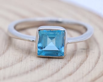 Swiss Blue Topaz Gemstone Ring : 925 Sterling Silver