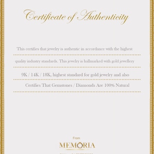 Puede incluir: Certificado de autenticidad para joyas, que indica que est&aacute; hecho con oro de 9K, 14K o 18K y que las piedras preciosas y los diamantes son 100% naturales. El certificado es de MEMORIA, con un n&uacute;mero de tel&eacute;fono y una direcci&oacute;n de correo electr&oacute;nico.