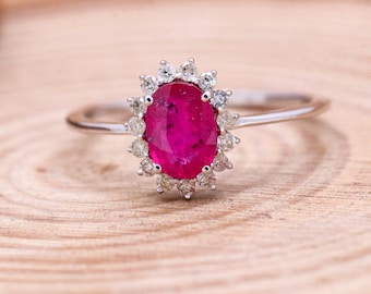Anello ovale con rubino e diamanti: argento sterling, pietra portafortuna di luglio
