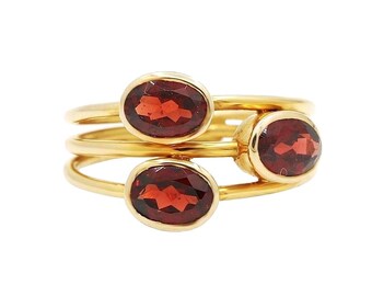 Anillo solitario con gema de granate rojo: oro amarillo de 18 quilates