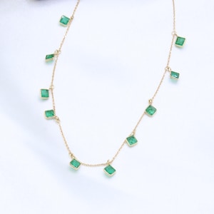 Naszyjnik z zielonym szmaragdem, naszyjnik z zawieszkami, naszyjnik ze stacją, naszyjnik z 18-karatowego żółtego złota, naszyjnik choker, wiszący naszyjnik ze szmaragdem