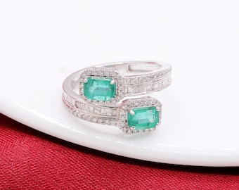 Anello con smeraldo verde e diamanti, oro bianco 18 carati