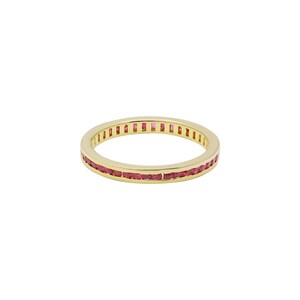 Può includere: Un anello a fascia d'oro con una fila di piccole pietre di rubino rosso incastonate attorno all'intera fascia.