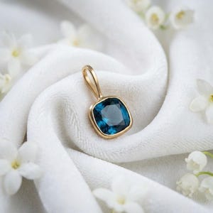 Blue Topaz Gemstone Pendant : 14k Yellow Gold
