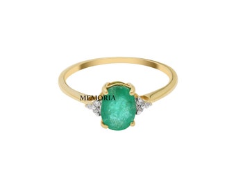 14k Yellow Gold Emerald Ring : Oval Faceted Diamond