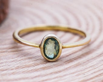 Green Sapphire Gemstone Ring : 9k Yellow Gold