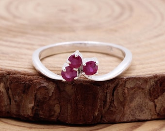 Anillo de plata de ley 925 con tres rubíes facetados