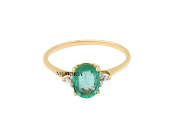 Green Emerald Oval Diamond Ring : 18k Yellow Gold