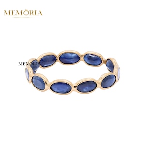 Anillo de eternidad con zafiro azul: joyería nupcial de oro amarillo de 18 quilates