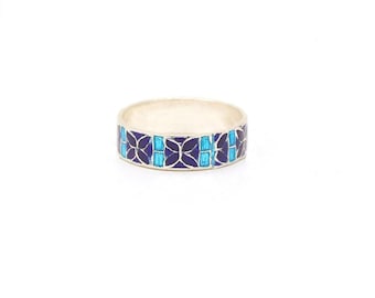 Anillo de banda esmaltada, plata de ley 925 con diseño floral geométrico azul.