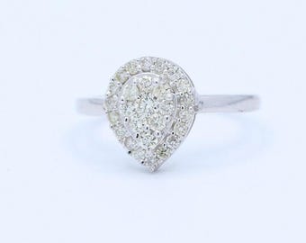 Anillo de compromiso en oro blanco de 14k con halo de diamantes en forma de corazón.