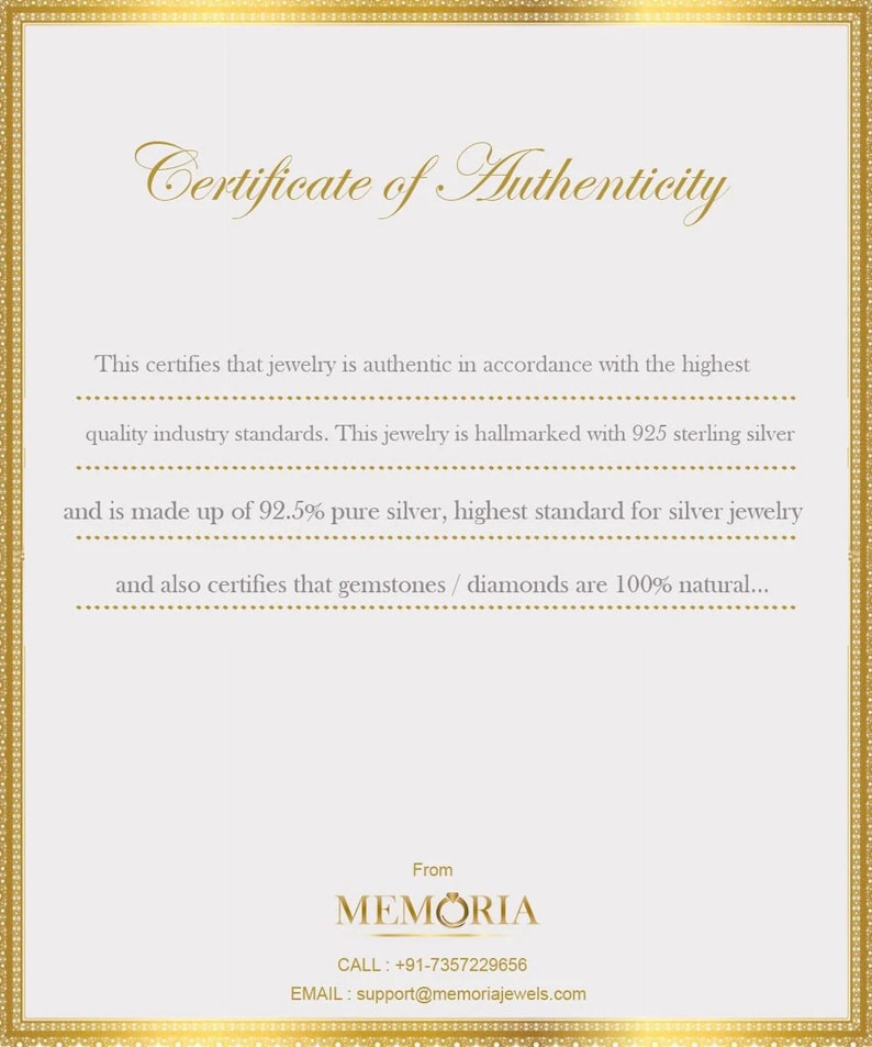 Peut inclure: Un certificat d'authenticit&eacute; avec une bordure dor&eacute;e et du texte. Le certificat indique que le bijou est authentique, poin&ccedil;onn&eacute; avec de l'argent sterling 925, compos&eacute; &agrave; 92,5 % d'argent pur et que les pierres pr&eacute;cieuses/diamants sont 100 % naturels. Le logo Memoria et les coordonn&eacute;es sont en bas.