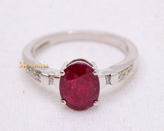 Anillo de diamantes y rubí: oro blanco de 14 k