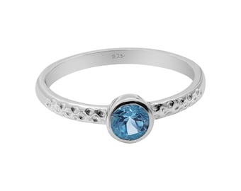 Zierlicher Blautopas-Ring: gehämmertes 925er Silberband