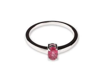 Anel com Gema Rubi Oval Facetada: Prata de Lei 925