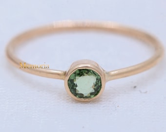 Green Sapphire Gemstone Ring : 9k Yellow Gold