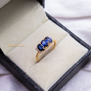 Anillo de zafiro azul, anillo de oro amarillo de 18 k, anillo de tres piedras con zafiro azul y diamante, anillo de compromiso, anillo de mujer, anillo con piedra de nacimiento, regalo para ella