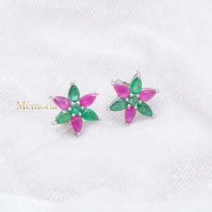 Örhänge med blomma och smaragd i rubin: 925 sterlingsilver