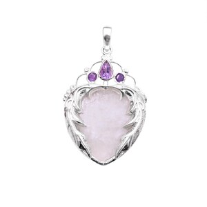 Peut inclure: Pendentif argent&eacute; avec une pierre rose p&acirc;le en forme de c&oelig;ur. Le pendentif pr&eacute;sente un motif de couronne avec trois pierres pr&eacute;cieuses violettes. Le c&oelig;ur est encadr&eacute; d'une bordure orn&eacute;e et poss&egrave;de une boucle pour une cha&icirc;ne.