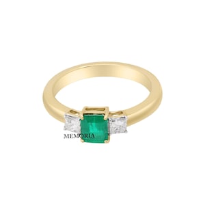 18k Yellow Gold Ring: Emerald Diamond