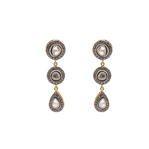 Detailed view of clasp and chain, highlighting quality and secure fastening