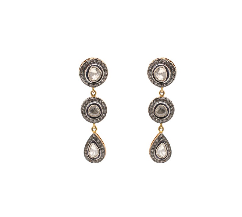 Detailed view of clasp and chain, highlighting quality and secure fastening