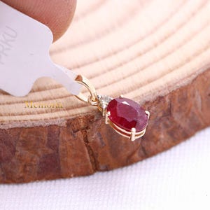 Delicado collar con colgante de diamantes y rubí en oro amarillo de 14 quilates