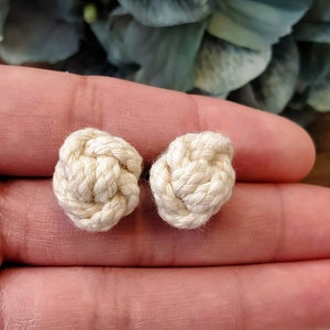 Studs de nudo con botón de pretzel Macrame