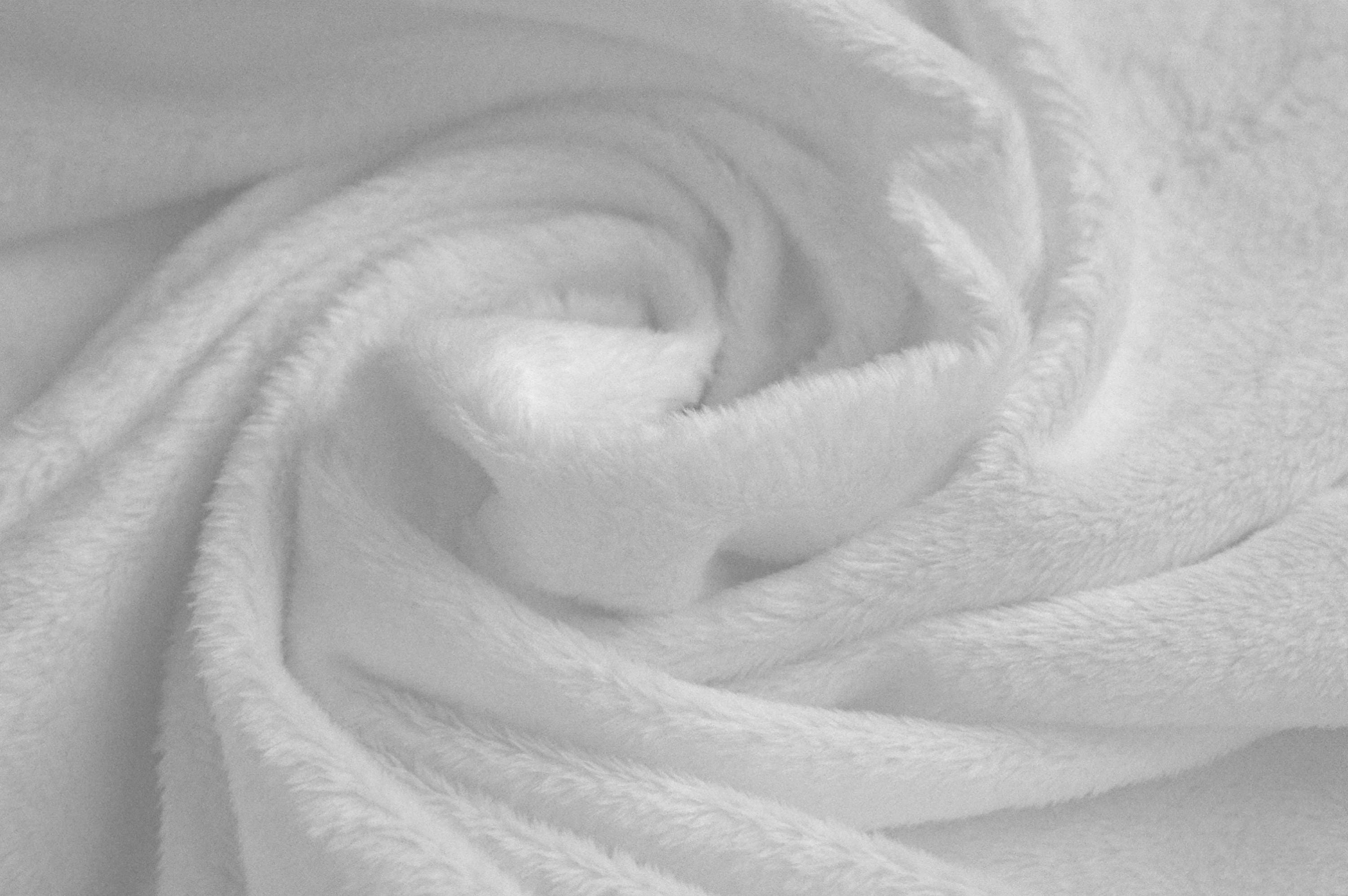 Мягкий и нежный пух. Белый плюш ткань. Плюшевый материал белый. Плюш белый тонкий. Ткань белая плюшевая под платье.