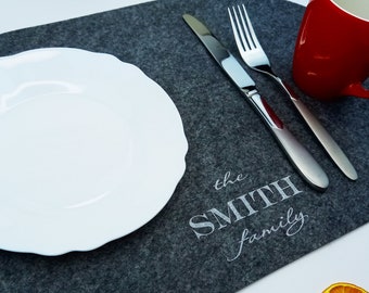 Gepersonaliseerde vilten placemat: minimalistisch modern eettafeldecor